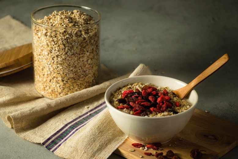 How to feed porridge oats to birds
